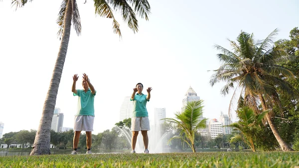 Senior couple exercise in the urban park at early morning — Stock Photo, Image