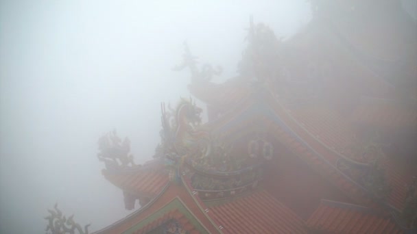 Vídeo de lanternas vermelhas do templo chinês brilhando na névoa. Arquiteto misterioso e espiritual abstrato — Vídeo de Stock