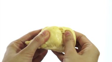El gözyaşı kapalı ve açık altın durian meyve kokulu bir beyaz ayrı tut moduyla arka plan kralı video