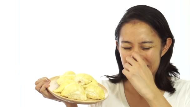 Asian girl can not stand the smell of stinky durian. Smelly fruit of tropical area — Stock Video