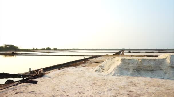 Windmolen en bloem van zeezout in zout pan-farm, zout field met ochtendzon — Stockvideo