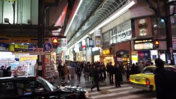 Osaka, Jepang - Maret 2015: Pejalan kaki di sekitar distrik perbelanjaan Dotonbori Nanba di Osaka, Jepang — Stok Video