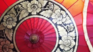 Asya kırmızı şemsiye oryantal tarzda yapılan geleneksel el atış kapatın. Asya arka plan için seyahat