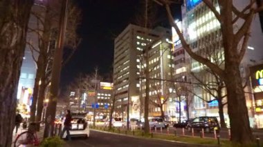 Osaka, Japonya - Mart 2015: Görünüm gece şehirde Osaka, Japans hareketli trafik. Gece hayatı ışık ve yaşam şehir