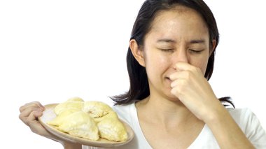 Asyalı kız kokulu kokulu durian. Tropikal alanının kokulu meyve