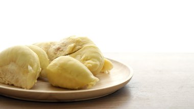 Pis kokulu sarı olgun durian ahşap plaka üzerinde. Tropikal yaz meyve w