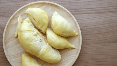 Pis kokulu sarı olgun durian ahşap plaka üzerinde. Tropikal yaz meyve w