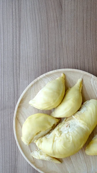 Durian maduro amarillo apestoso en la placa de madera. Fruta tropical de verano w —  Fotos de Stock