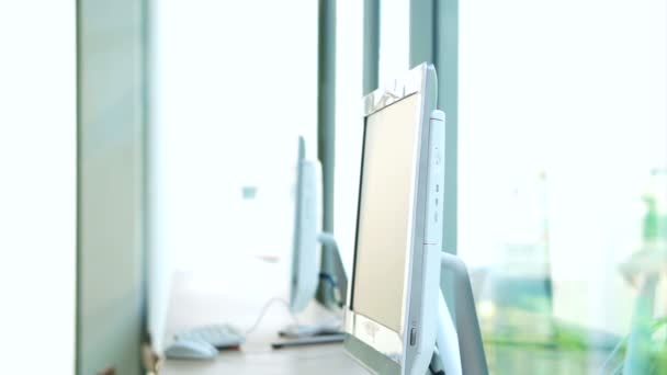 现代办公空间光和玻璃建筑师建筑与柜台桌上桌子顶尖电脑 — 图库视频影像