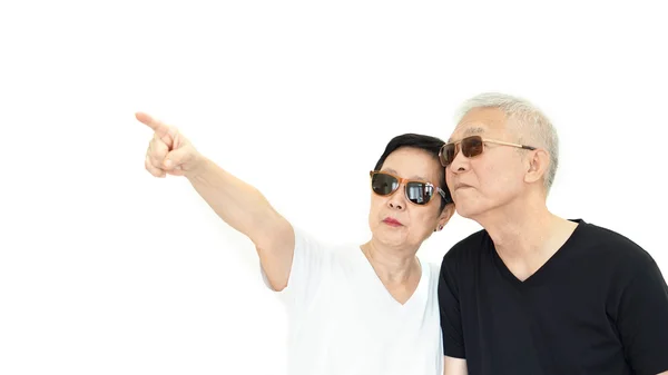 Asiático casal sênior apontando no fundo isolado branco — Fotografia de Stock