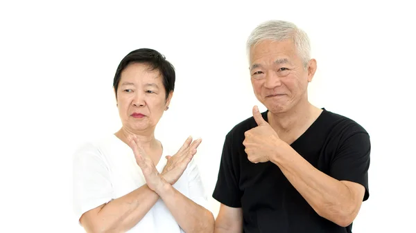 Азиатская старшая пара конфликтует по другой причине — стоковое фото