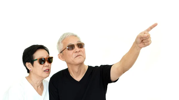 Asiático casal sênior apontando no fundo isolado branco — Fotografia de Stock