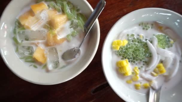 Punktu widzenia strony jedzenie kuchnia tajski deser z góry. Pov słodkie mleko kokosowe — Wideo stockowe
