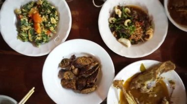 Bakış açısı çeşitli geleneksel Tay gıda mutfağı üst yeme el ile. yapışkan pirinç, köri ve Pov yapıştırın