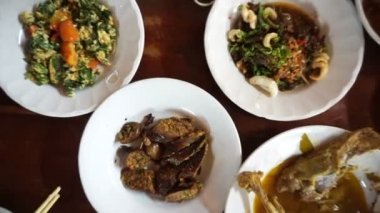 Bakış açısı çeşitli geleneksel Tay gıda mutfağı üst yeme el ile. yapışkan pirinç, köri ve Pov yapıştırın