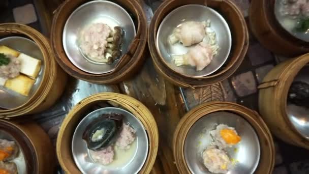 Vapor Dim Sum comer, punto de vista superior de la variedad de comida tradicional china — Vídeo de stock