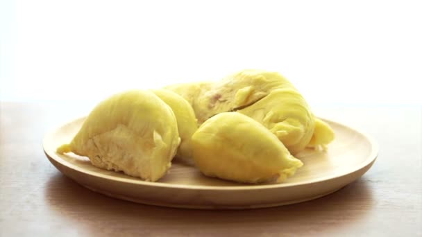 Durian Χρυσή βασιλιάς της φρούτα ένα δύσοσμο στο ξύλο υφή φόντου — Αρχείο Βίντεο