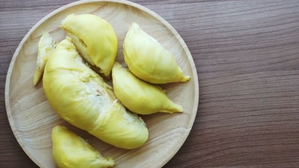 Gouden durian koning van fruit stinkende één op de achtergrond van de houtstructuur — Stockvideo