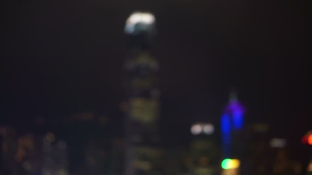 Blur vista de fondo del mundialmente famoso horizonte puerto de Hong Kong por la noche. Monumento turístico vista popular — Vídeos de Stock