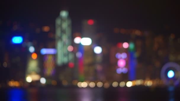 Blur vista de fondo del mundialmente famoso horizonte puerto de Hong Kong por la noche. Monumento turístico vista popular — Vídeos de Stock