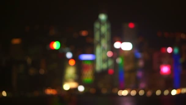 Blur vista de fundo do mundialmente famoso horizonte porto de Hong Kong à noite. Monumento turístico vista popular — Vídeo de Stock