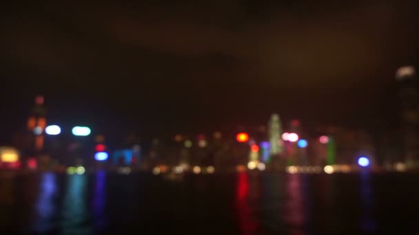 Blur vista de fondo del mundialmente famoso horizonte puerto de Hong Kong por la noche. Monumento turístico vista popular — Vídeos de Stock