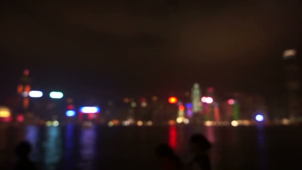 Blur vista de fondo del mundialmente famoso horizonte puerto de Hong Kong por la noche. Monumento turístico vista popular — Vídeos de Stock