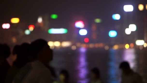 Blur vista de fundo do mundialmente famoso horizonte porto de Hong Kong à noite. Monumento turístico vista popular — Vídeo de Stock