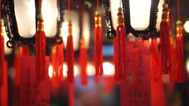 Asiático homem sênior orar no templo com as mãos apertadas no templo chinês — Vídeo de Stock