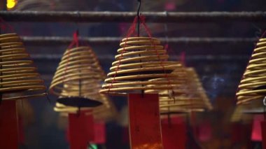 Çin tapınakta Hong Kong ikonik fenerler ve tütsü bataryaları 