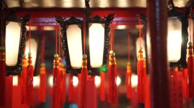 Çin tapınakta Hong Kong ikonik fenerler ve tütsü bataryaları 