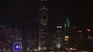 Hong Kong - Nisan 2016: Hong Kong gökdelenler. Gece kırmızı antik yelkenli tekne ile dünya ünlü manzarası