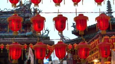 Çin kırmızı fener. Çin yeni yılı kutlamak için lambalar aydınlatmak. Güzel gece sahne Tayvan Çin Tapınağı