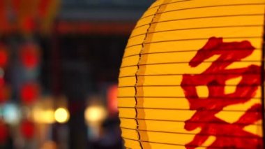 HD video Çin kırmızı fener. Çin yeni yılı kutlamak için lambalar aydınlatmak. Güzel gece sahne Tayvan Çin Tapınağı