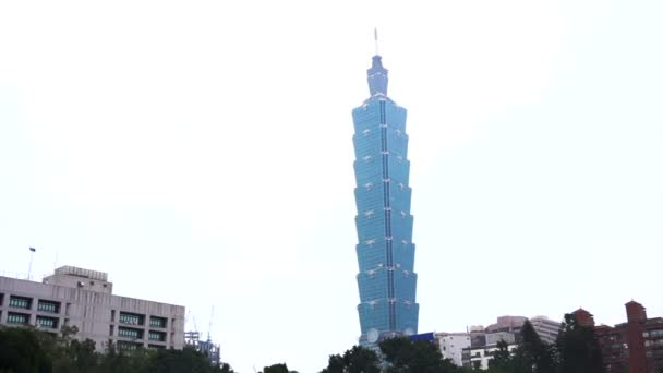 TAIPEI, TAIWAN - Febrero 2016: Taipei 101 vista histórica del edificio desde Sun Yat-sen Memorial con espectáculo de fuentes y turista — Vídeo de stock