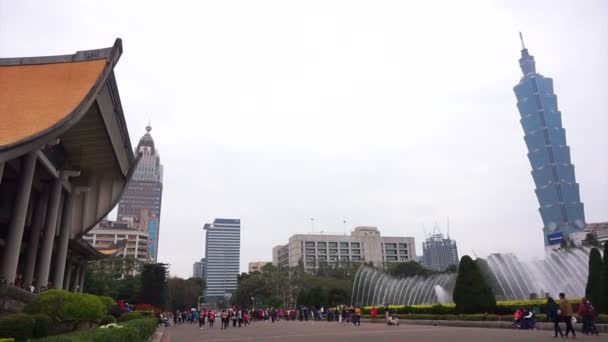 TAIPEI, TAIWAN - Febrero 2016: Taipei 101 vista histórica del edificio desde Sun Yat-sen Memorial con espectáculo de fuentes y turista — Vídeo de stock