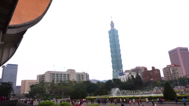 Taipei, Tayvan - Şubat 2016: Çeşme göstermek ve turist Sun Yat-Sen'in anıtla dan görünümü oluşturma Taipei 101 dönüm noktası — Stok video