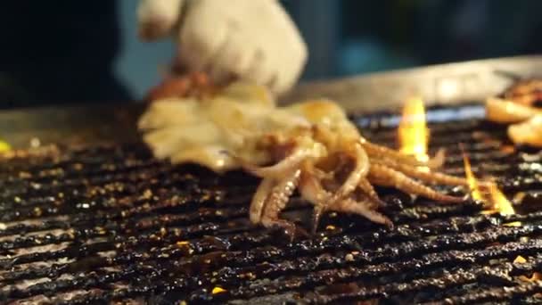 Video of flame grilled charcoal squid, Taiwan night market street food — Stock Video