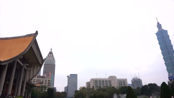 TAIPEI, TAIWAN - Febrero 2016: Taipei 101 vista histórica del edificio desde Sun Yat-sen Memorial con espectáculo de fuentes y turista — Vídeos de Stock