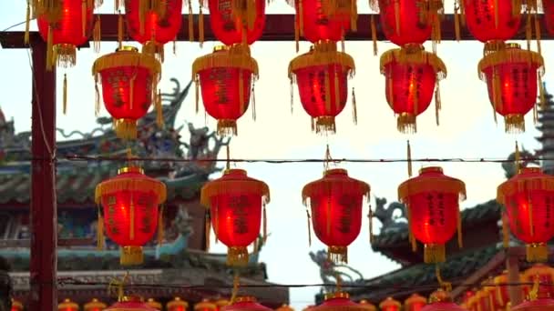 Lanterne rosse cinesi. Illuminare lampade per celebrare il capodanno cinese. Bella scena notturna di tempio a Taiwan Cina — Video Stock