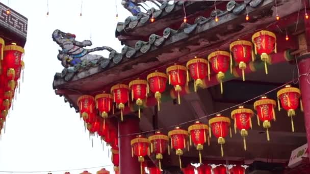 Chinesische rote Laternen. Lampen anzünden, um das chinesische Neujahr zu feiern. schöne nächtliche Szene eines Tempels in Taiwan China — Stockvideo