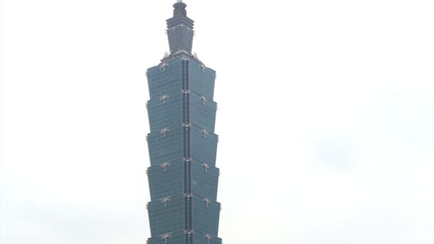 TAIPEI, TAIWAN - Febrero 2016: Taipei 101 vista histórica del edificio desde Sun Yat-sen Memorial con espectáculo de fuentes y turista — Vídeos de Stock