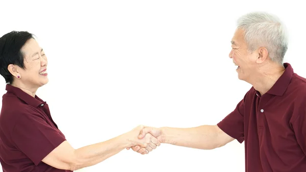 Boldog ázsiai idősebb pár kézenfogva elkülönítése fehér alapon — Stock Fotó