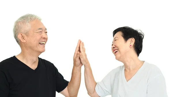 Feliz asiático senior pareja cogido de la mano en blanco aislado fondo —  Fotos de Stock