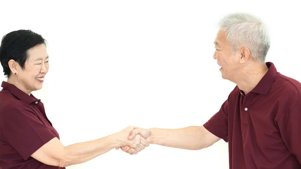 Feliz asiático senior pareja cogido de la mano en blanco aislado fondo — Foto de Stock