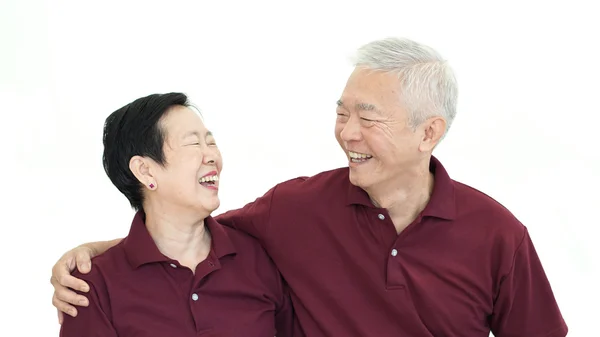 Feliz asiático sênior casal segurando as mãos no branco isolado fundo — Fotografia de Stock