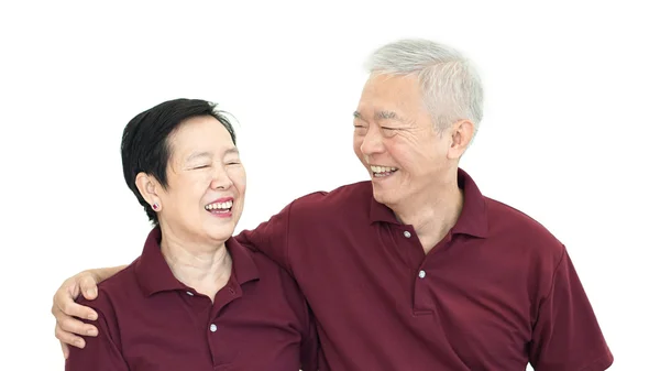 Feliz asiático sênior casal segurando as mãos no branco isolado fundo — Fotografia de Stock