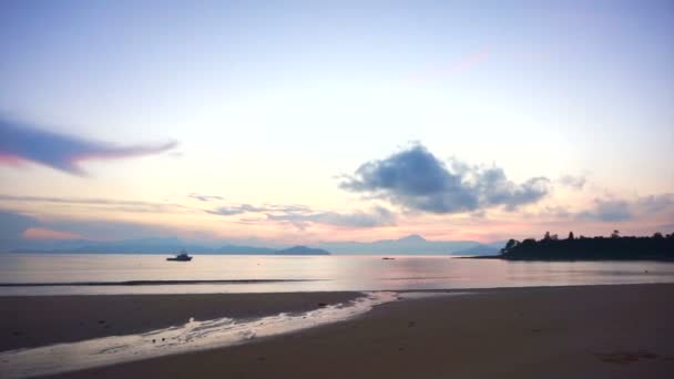 Τροπικό Ανατολή ηλίου στην παραλία paradise. Πολύχρωμα σύννεφο με ωκεανό που αντικατοπτρίζει — Αρχείο Βίντεο