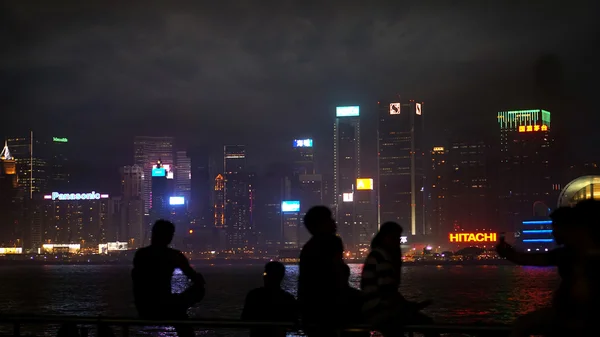 Hong Kong gökdelenler. Dünya ünlü manzarası ile gece için — Stok fotoğraf