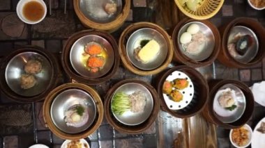 Dim Sum yemek, en iyi görünümü çeşitli geleneksel Çin yemeği turistik buğulaması 